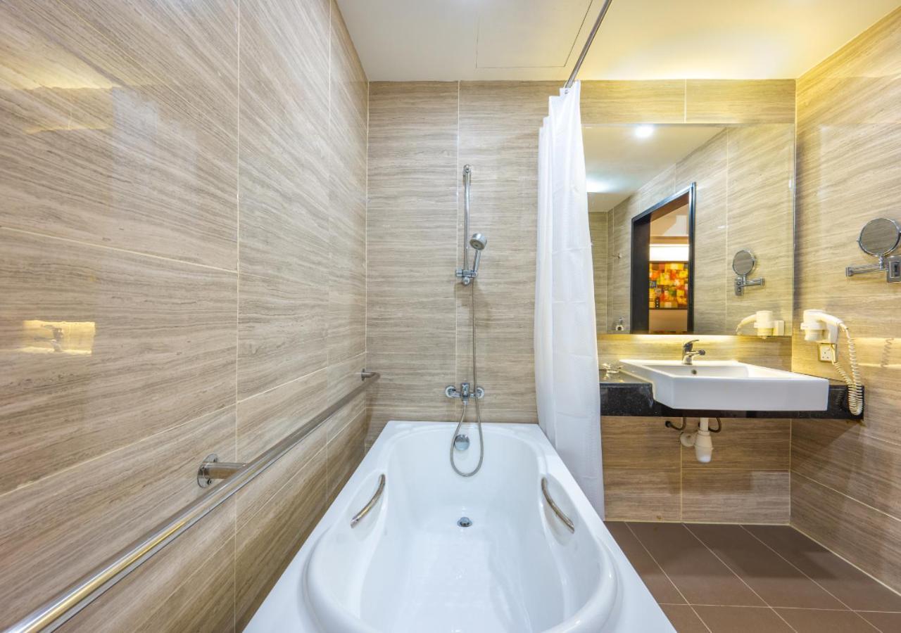 Greystone Centrestage Pj Hotel Петалинг Джая Екстериор снимка