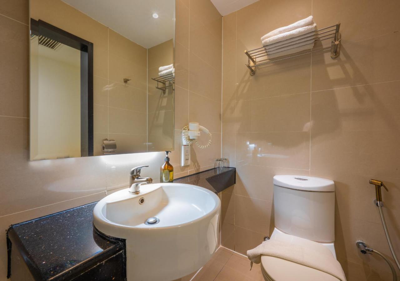 Greystone Centrestage Pj Hotel Петалинг Джая Екстериор снимка