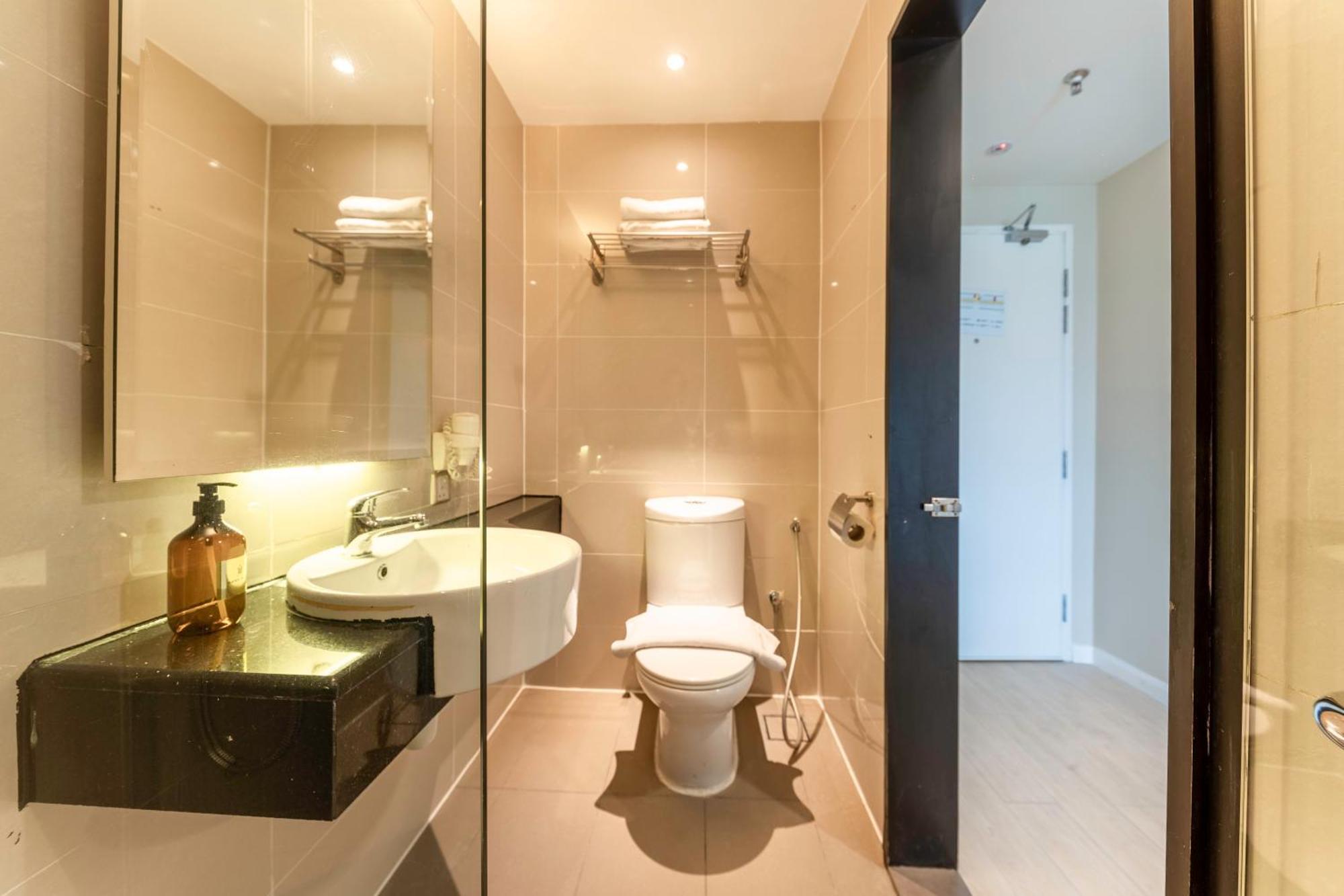 Greystone Centrestage Pj Hotel Петалинг Джая Екстериор снимка